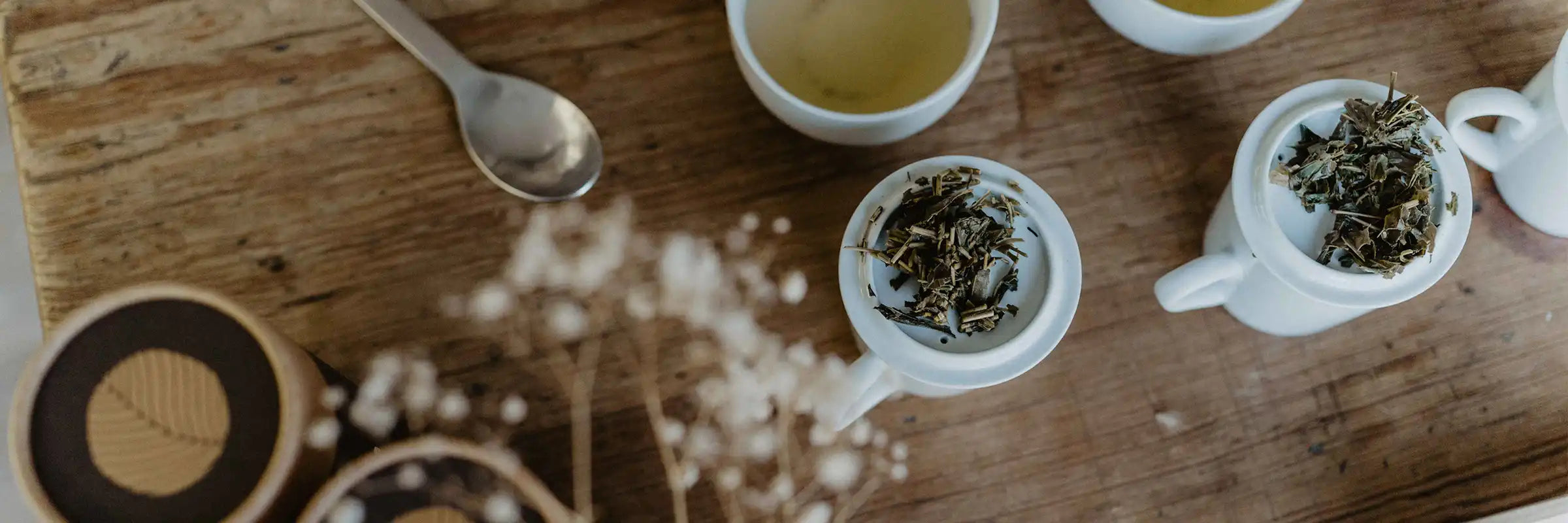 Grüner Tee auf einem Tisch